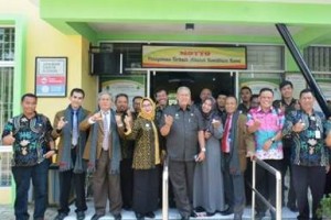 Bupati Kuningan berfoto bersama di Puskes Karangkancana.